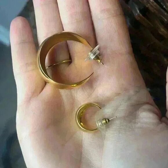 Two Vintage Monet chunky gold hoop earring singles - Picture 2 of 5